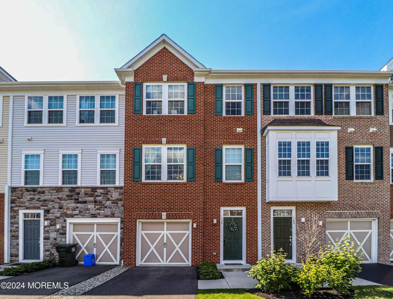 Spacious and luxurious townhouse located in a desirable community with – image 1