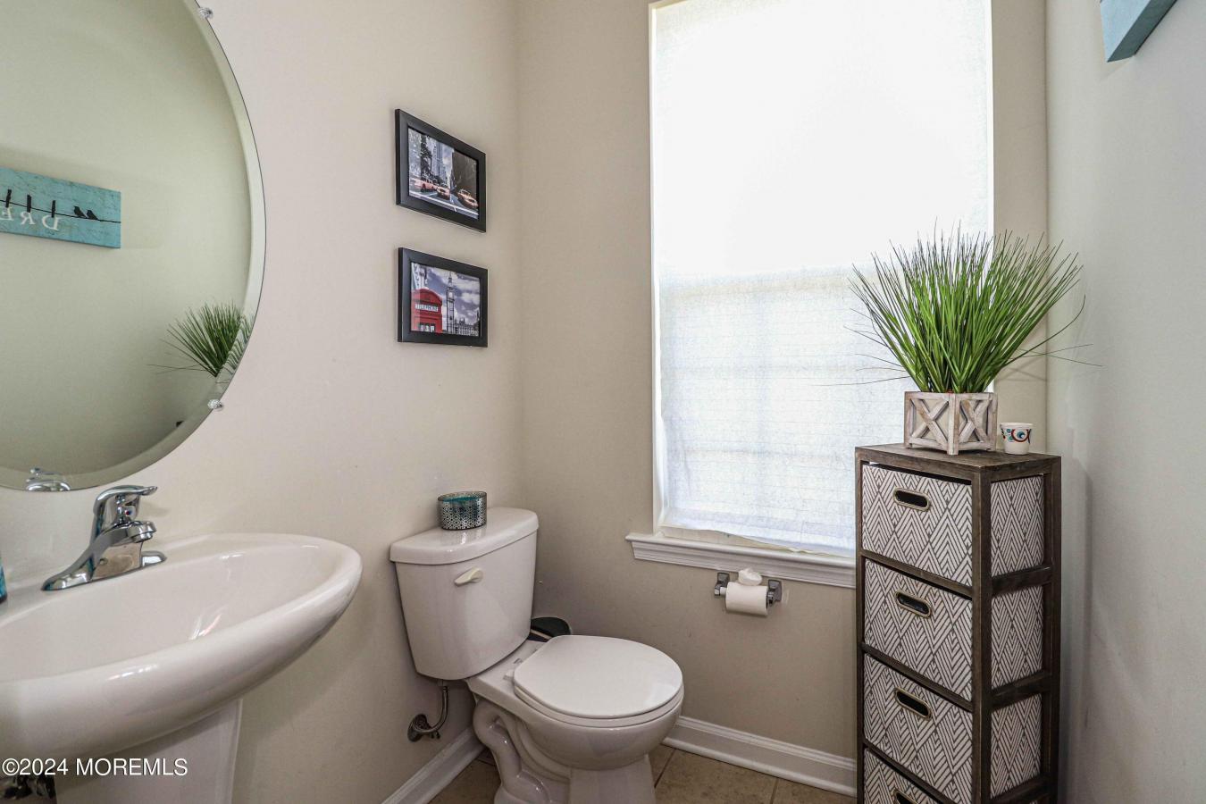 Spacious and luxurious townhouse located in a desirable community with – image 10