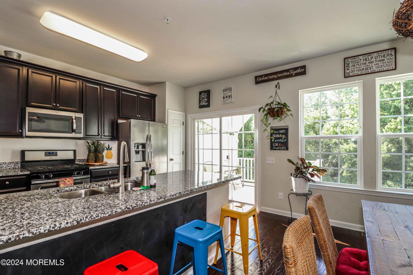 Spacious and luxurious townhouse located in a desirable community with – image 11