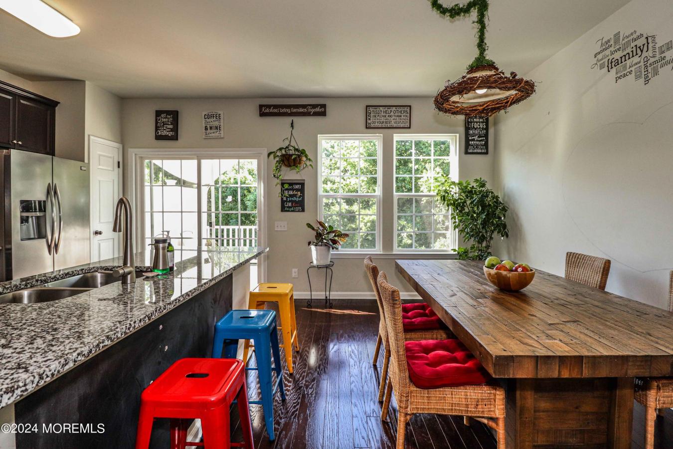 Spacious and luxurious townhouse located in a desirable community with – image 12