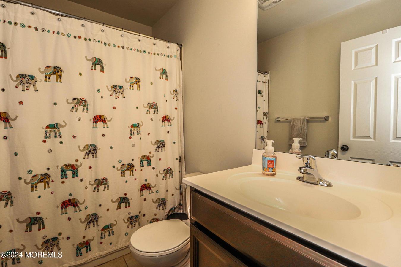 Spacious and luxurious townhouse located in a desirable community with – image 13
