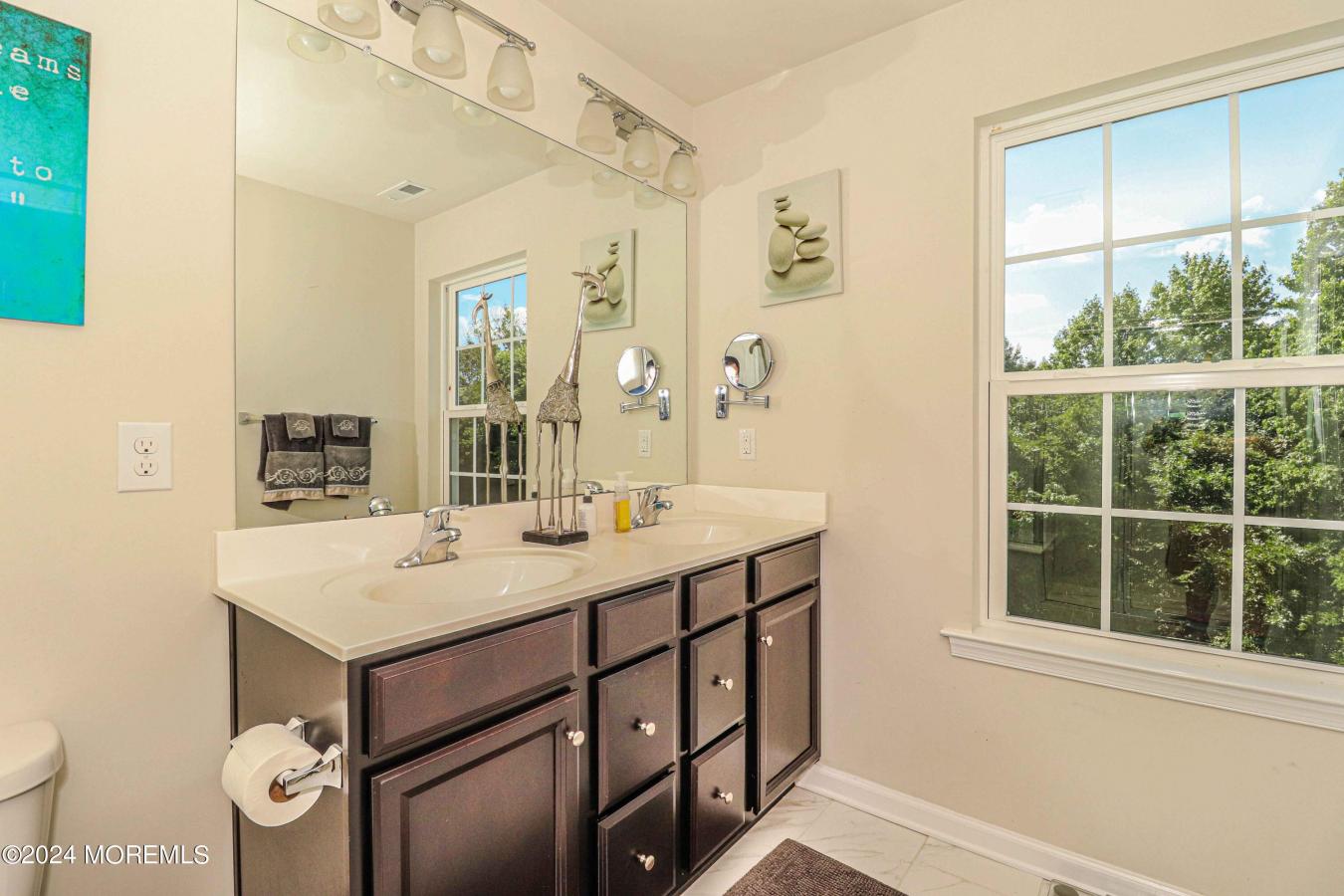 Spacious and luxurious townhouse located in a desirable community with – image 14