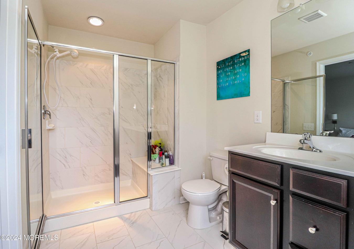 Spacious and luxurious townhouse located in a desirable community with – image 15