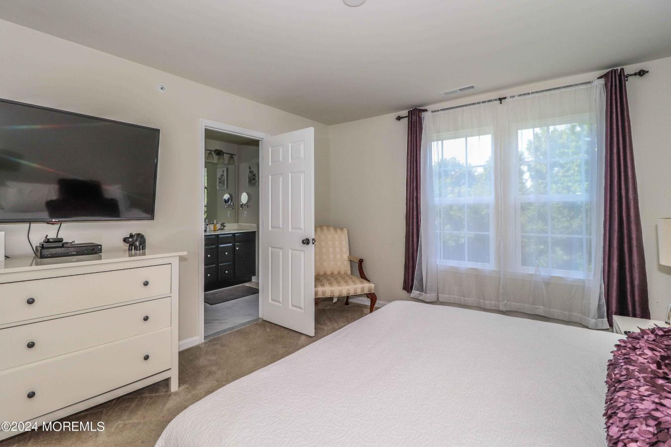 Spacious and luxurious townhouse located in a desirable community with – image 16