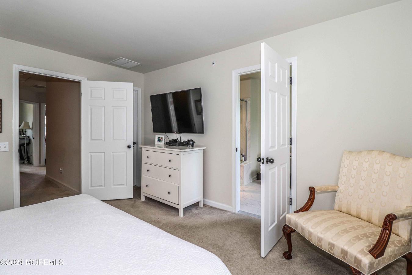 Spacious and luxurious townhouse located in a desirable community with – image 17