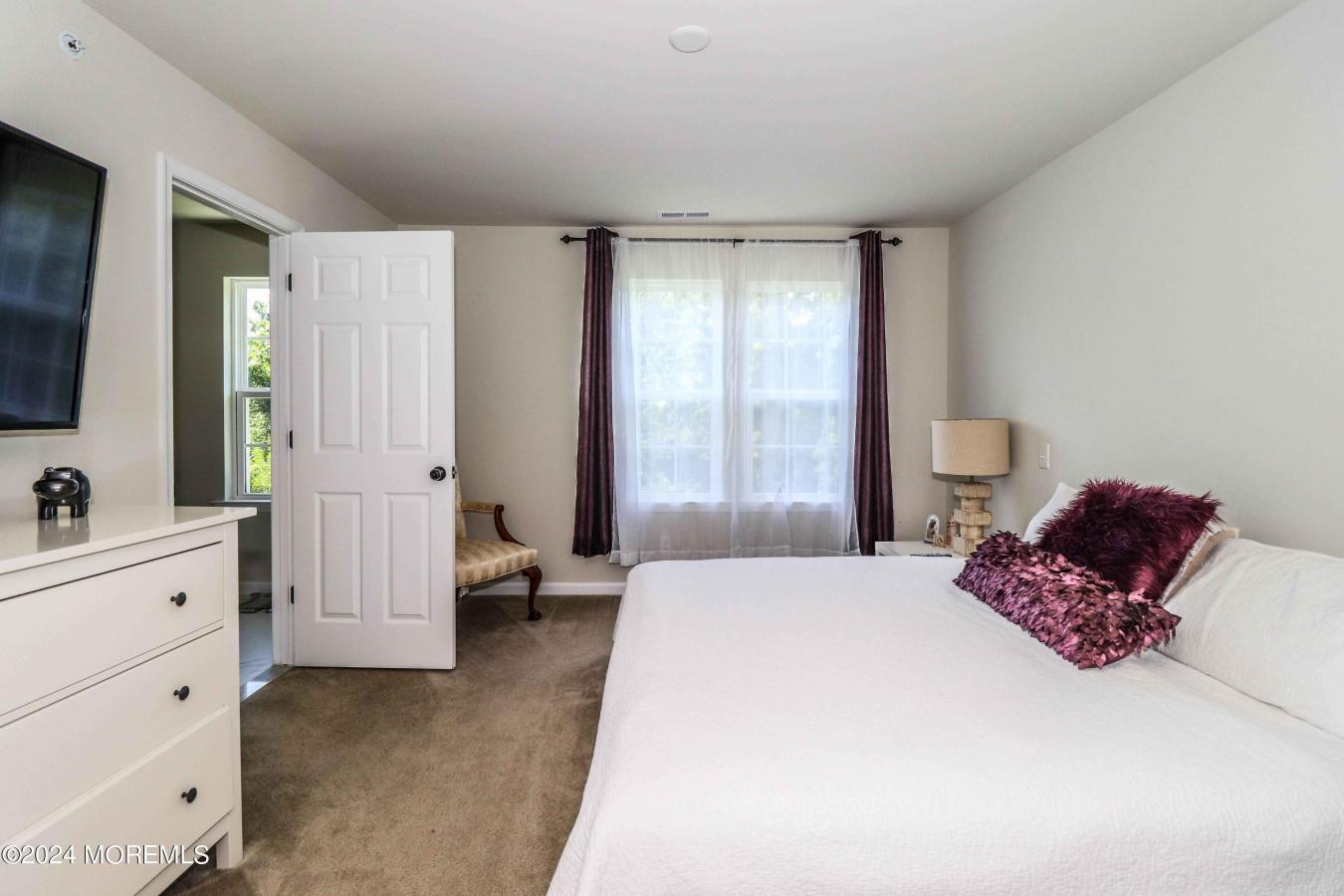 Spacious and luxurious townhouse located in a desirable community with – image 18