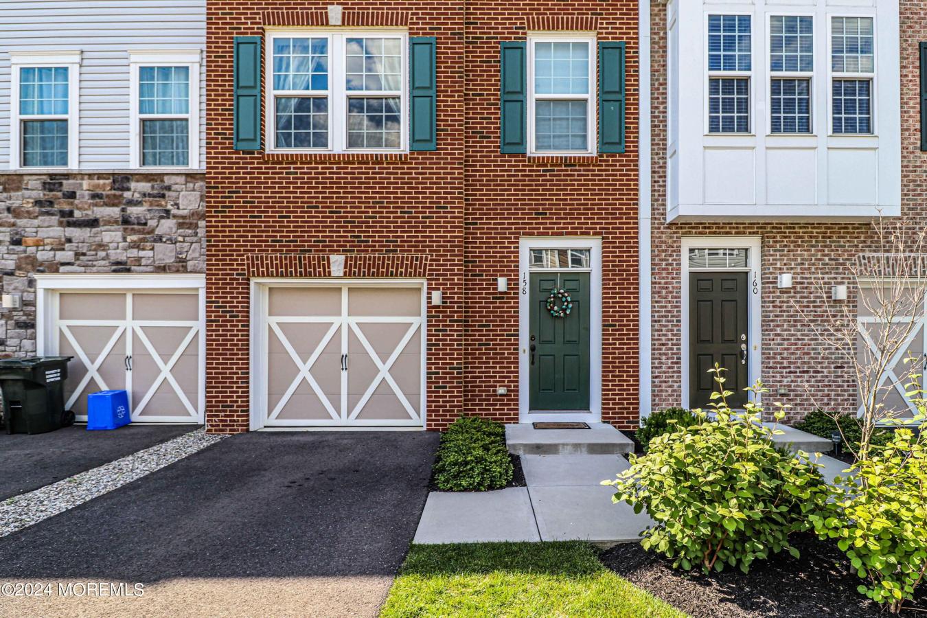 Spacious and luxurious townhouse located in a desirable community with – image 2