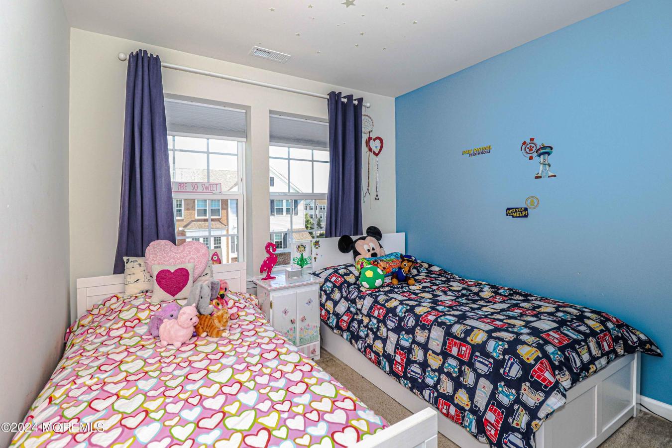 Spacious and luxurious townhouse located in a desirable community with – image 20