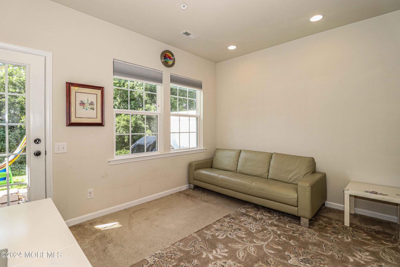 Spacious and luxurious townhouse located in a desirable community with – image 3
