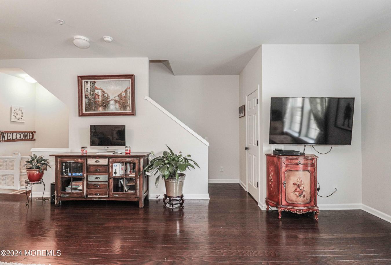 Spacious and luxurious townhouse located in a desirable community with – image 4