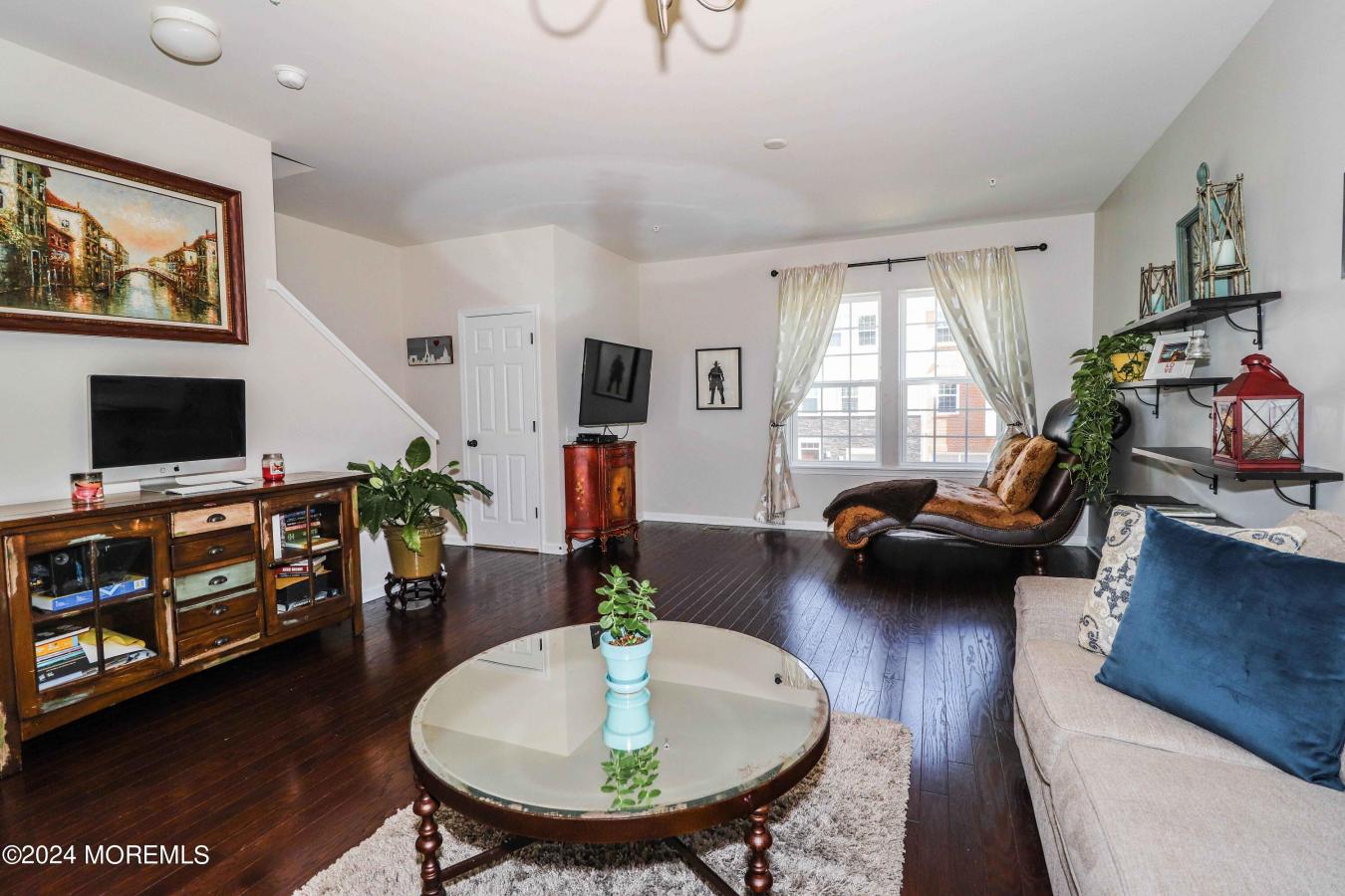 Spacious and luxurious townhouse located in a desirable community with – image 5