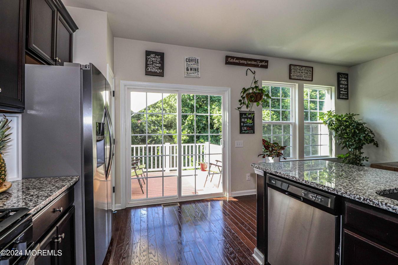 Spacious and luxurious townhouse located in a desirable community with – image 6