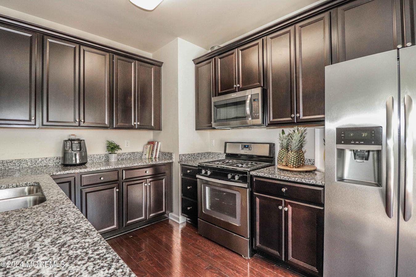 Spacious and luxurious townhouse located in a desirable community with – image 7