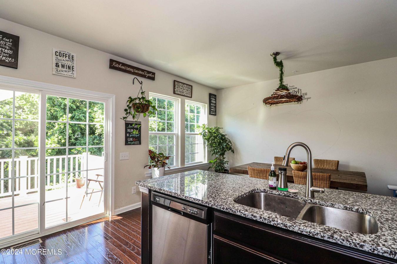 Spacious and luxurious townhouse located in a desirable community with – image 8