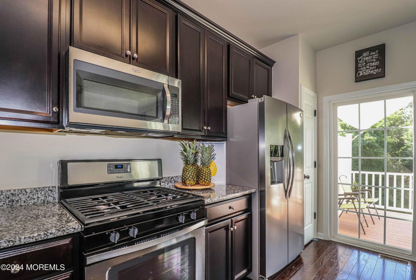 Spacious and luxurious townhouse located in a desirable community with – image 9
