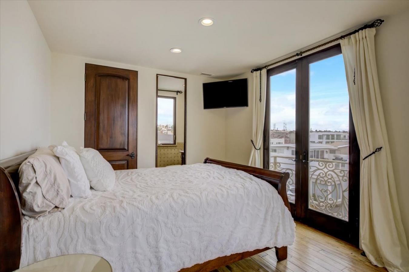100 The Strand, Hermosa Beach, CA, 90254, United States, 5 Bedrooms Bedrooms, ,4 BathroomsBathrooms,Residential,For Sale,100 The Strand,1640936