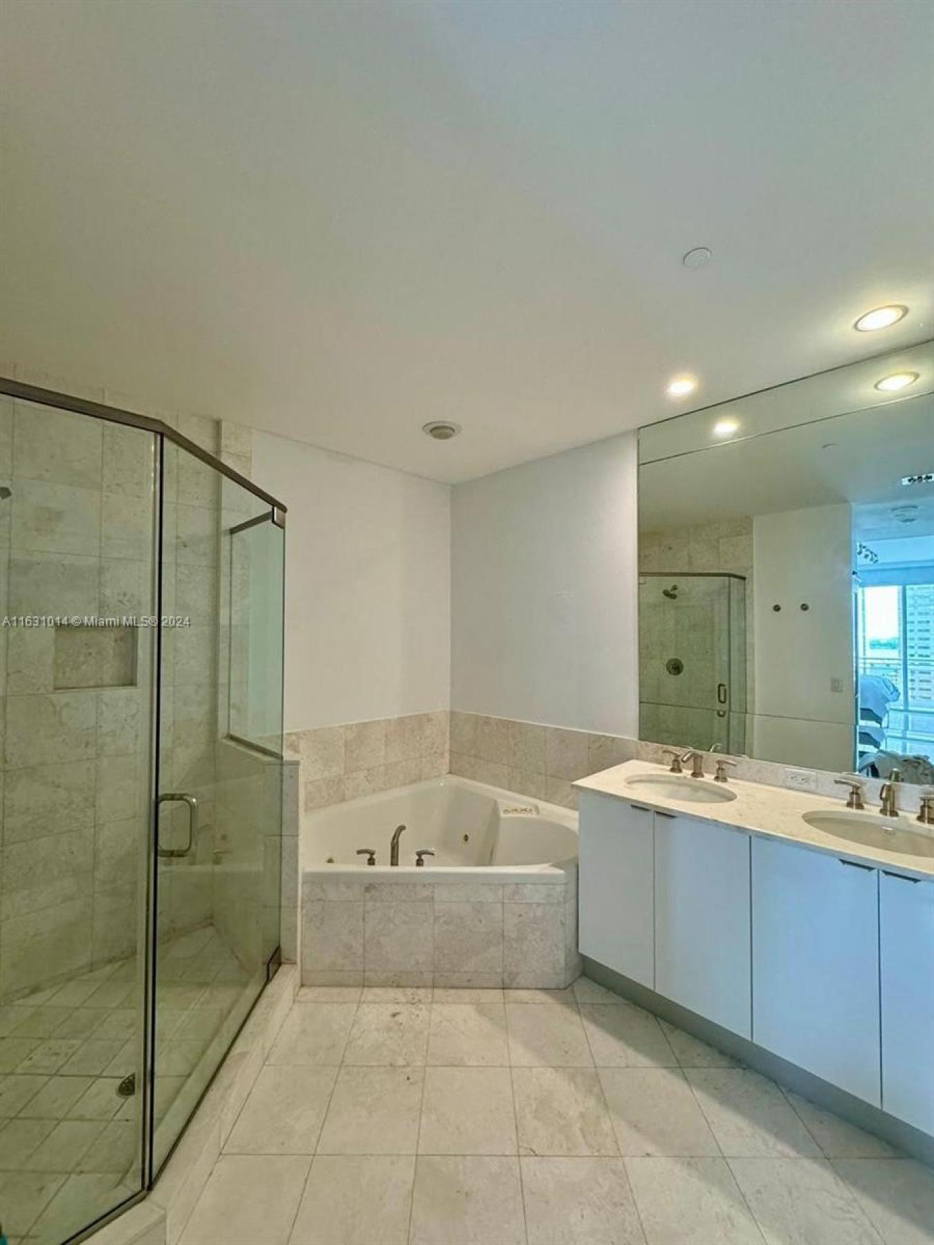 901 Brickell Key Boulevard # 3206, Miami, FL, 33131, United States, 3 Bedrooms Bedrooms, ,2 BathroomsBathrooms,Residential,For Sale,901 Brickell Key Boulevard # 3206,1641548