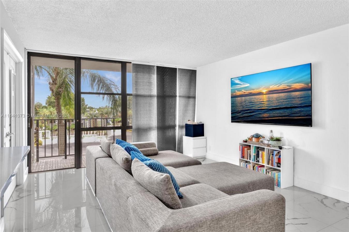 Gorgeous 2 bedrooms &amp; 2 baths in an amazing location by the in – image 1