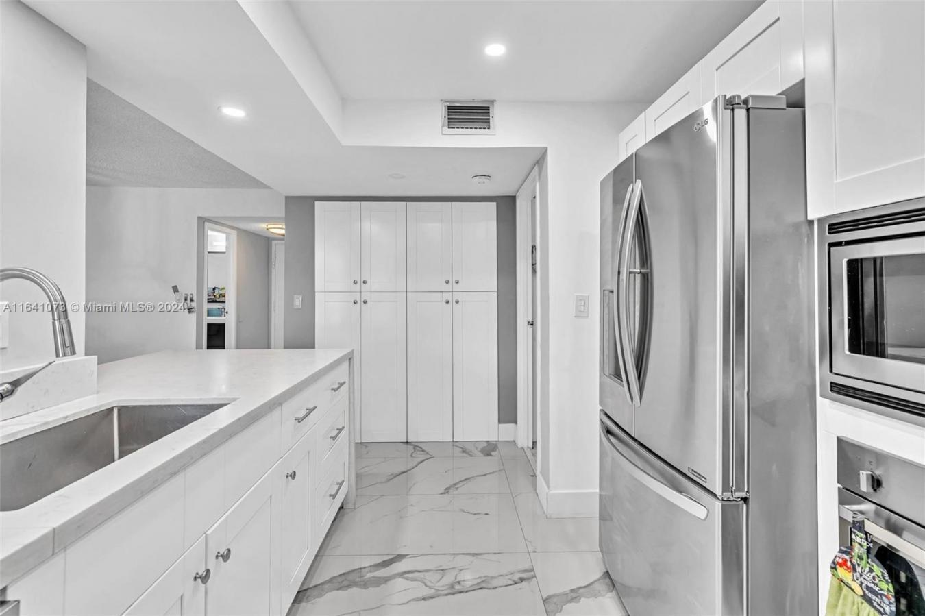 Gorgeous 2 bedrooms &amp; 2 baths in an amazing location by the in – image 11