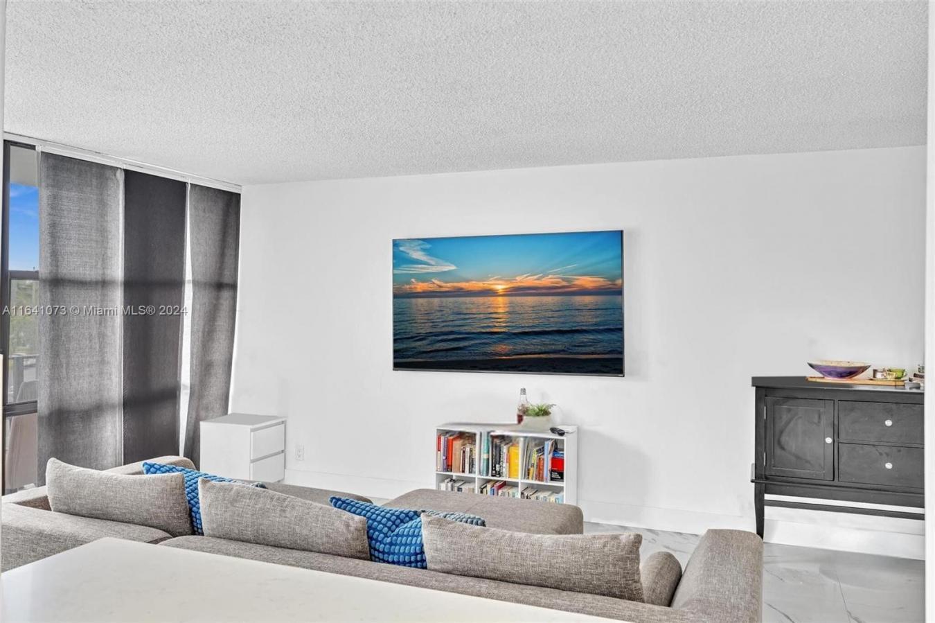 Gorgeous 2 bedrooms &amp; 2 baths in an amazing location by the in – image 2