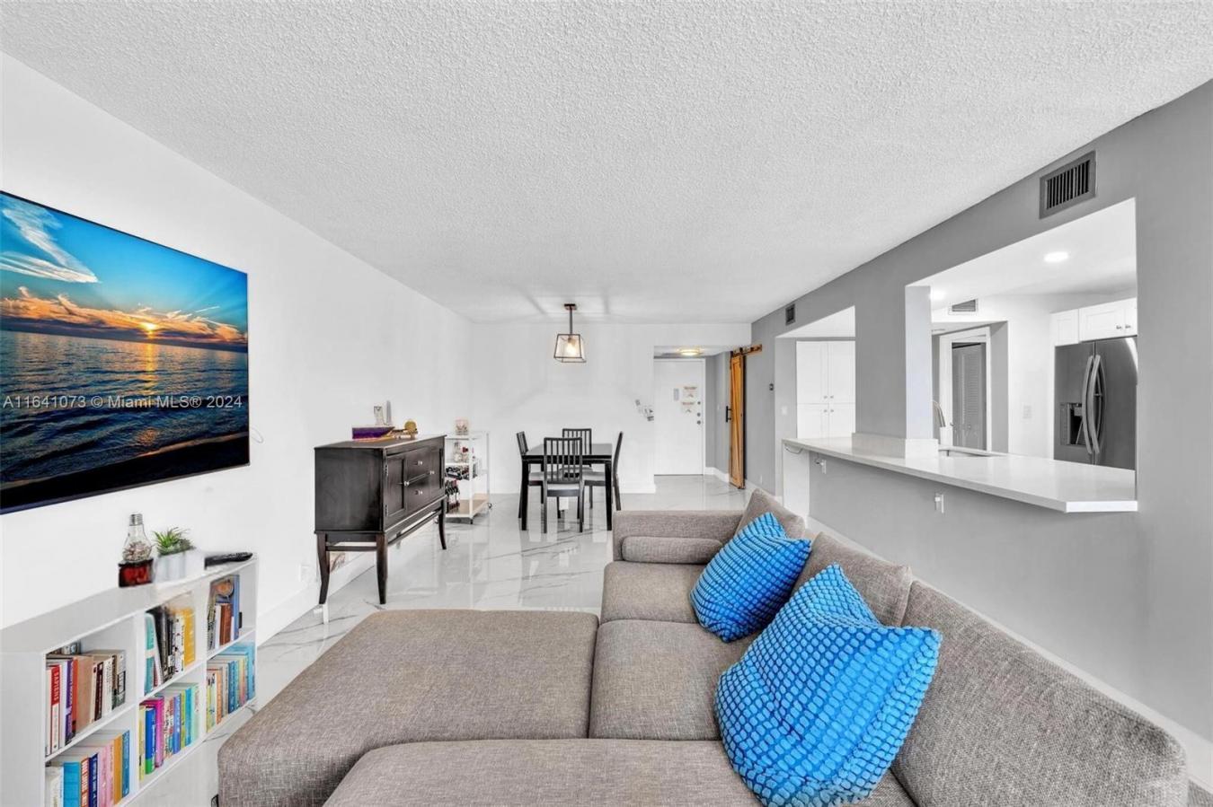Gorgeous 2 bedrooms &amp; 2 baths in an amazing location by the in – image 3