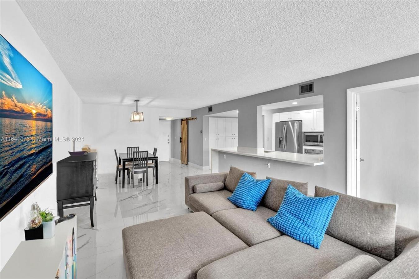 Gorgeous 2 bedrooms &amp; 2 baths in an amazing location by the in – image 4