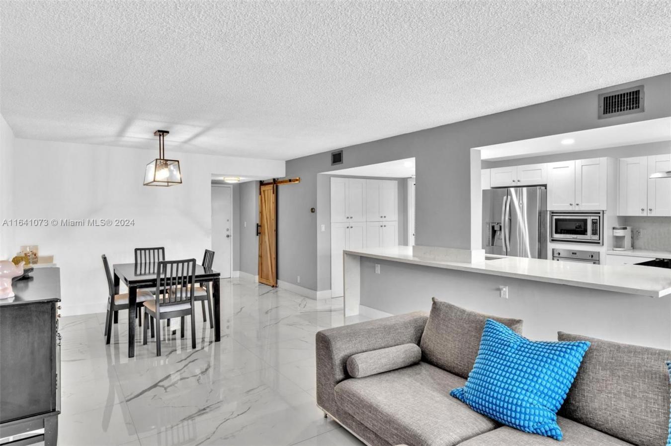 Gorgeous 2 bedrooms &amp; 2 baths in an amazing location by the in – image 6