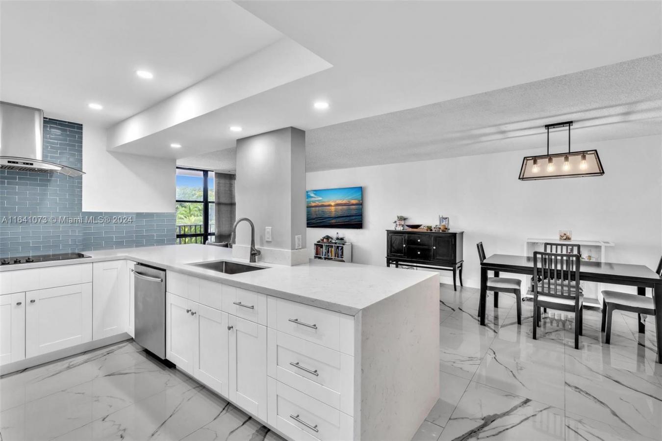 Gorgeous 2 bedrooms &amp; 2 baths in an amazing location by the in – image 7