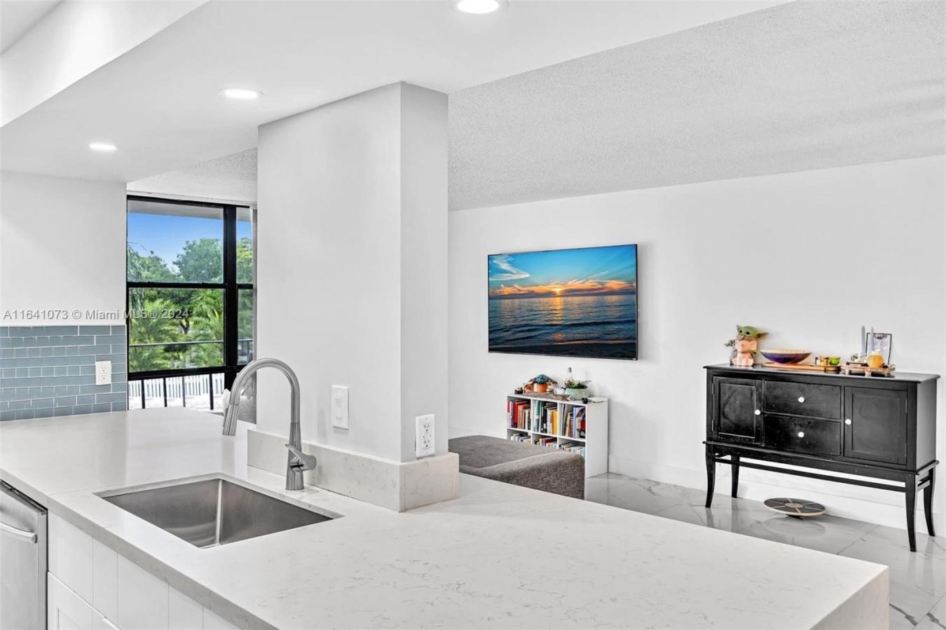 Gorgeous 2 bedrooms &amp; 2 baths in an amazing location by the in – image 8