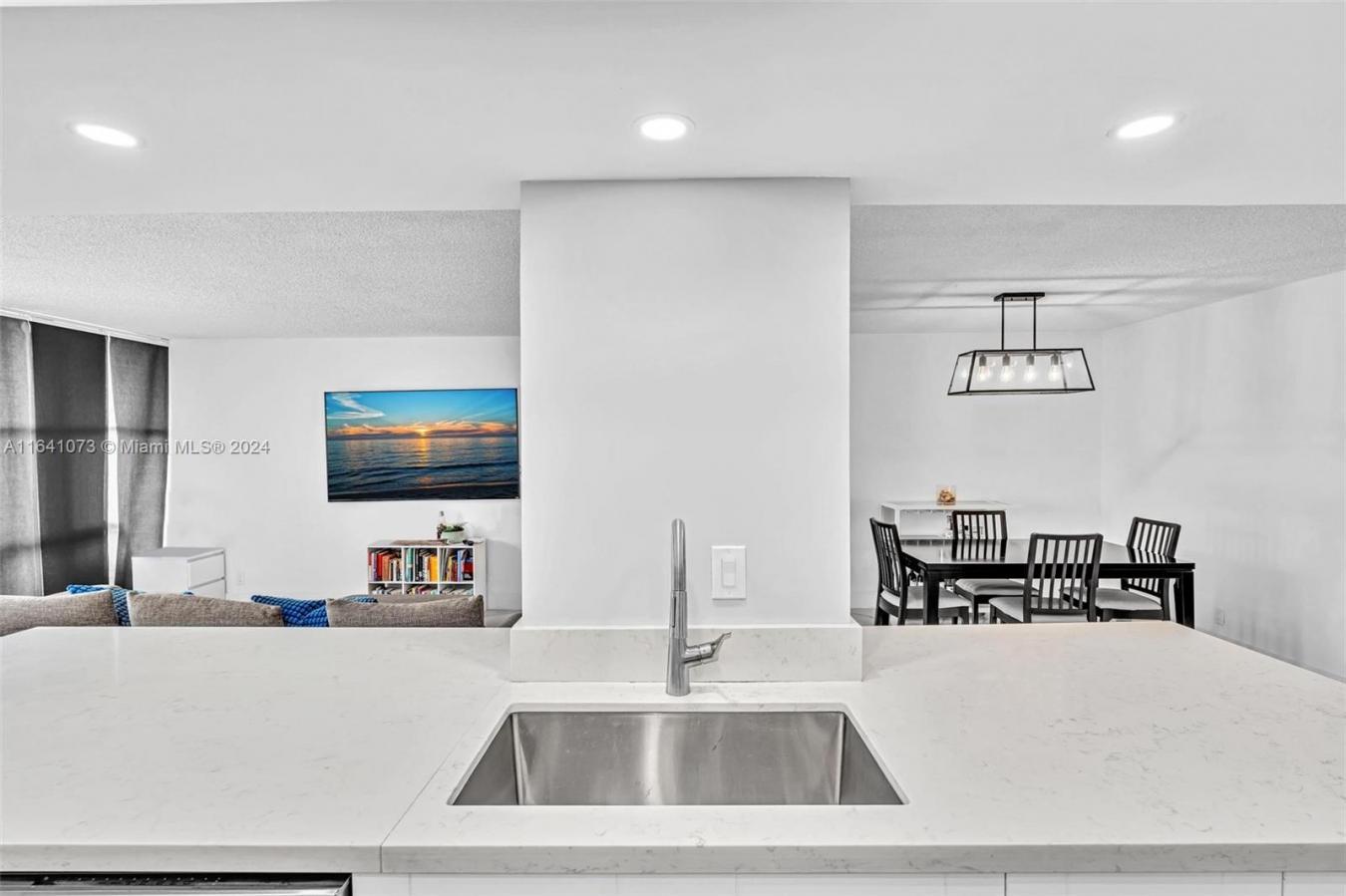 Gorgeous 2 bedrooms &amp; 2 baths in an amazing location by the in – image 9