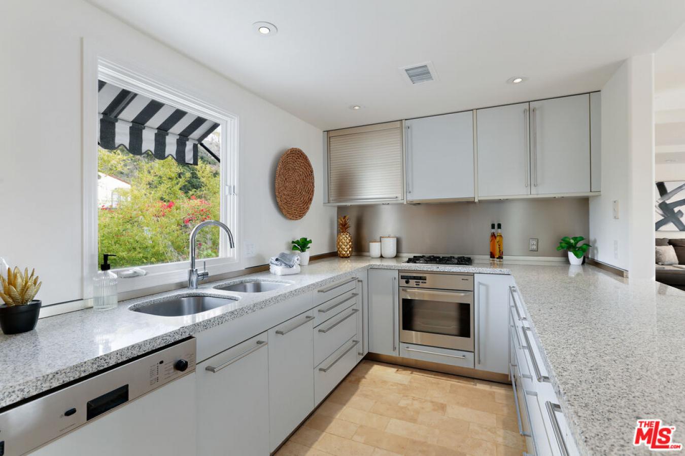 6240 Mulholland Hwy, Los Angeles, CA, 90068, United States, 3 Bedrooms Bedrooms, ,3 BathroomsBathrooms,Residential,For Sale,6240 Mulholland Hwy,1662003