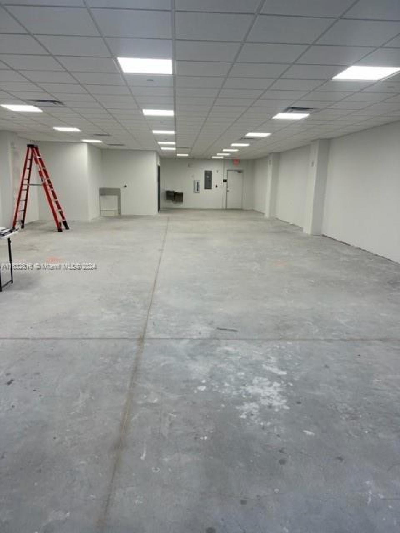 Dont miss the chance to position your business in a prime location wit – image 6