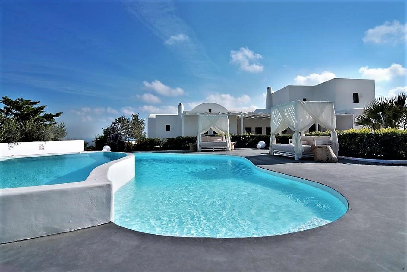 Cyclades/Santorini, Thira, Greece, 5 Bedrooms Bedrooms, ,7 BathroomsBathrooms,Residential,For Sale,Cyclades/Santorini,1673834