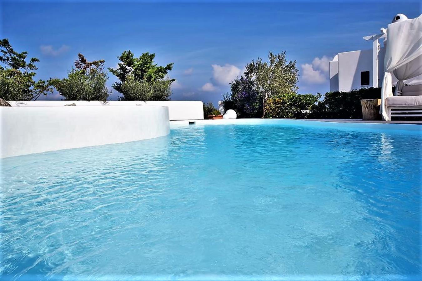 Cyclades/Santorini, Thira, Greece, 5 Bedrooms Bedrooms, ,7 BathroomsBathrooms,Residential,For Sale,Cyclades/Santorini,1673834