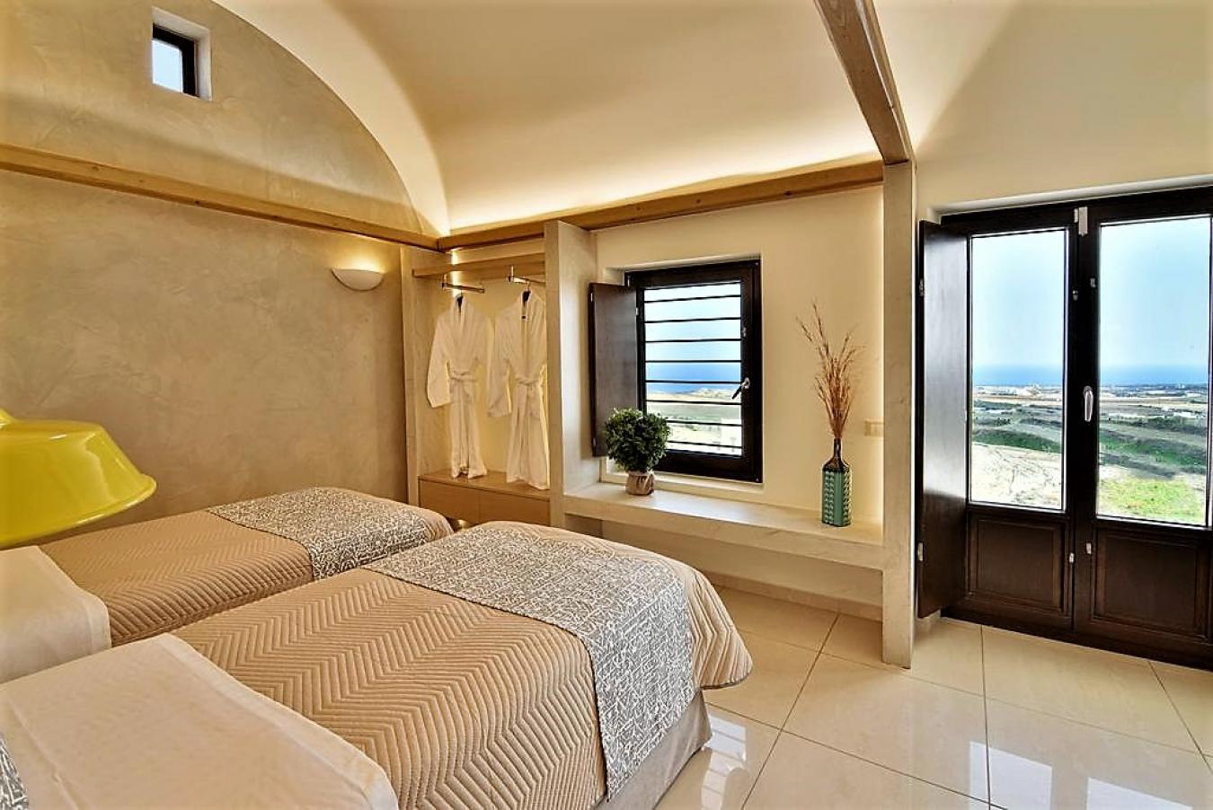 Cyclades/Santorini, Thira, Greece, 5 Bedrooms Bedrooms, ,7 BathroomsBathrooms,Residential,For Sale,Cyclades/Santorini,1673834