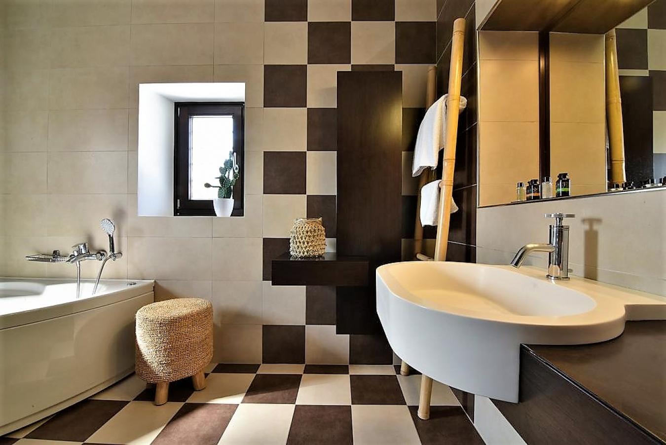 Cyclades/Santorini, Thira, Greece, 5 Bedrooms Bedrooms, ,7 BathroomsBathrooms,Residential,For Sale,Cyclades/Santorini,1673834