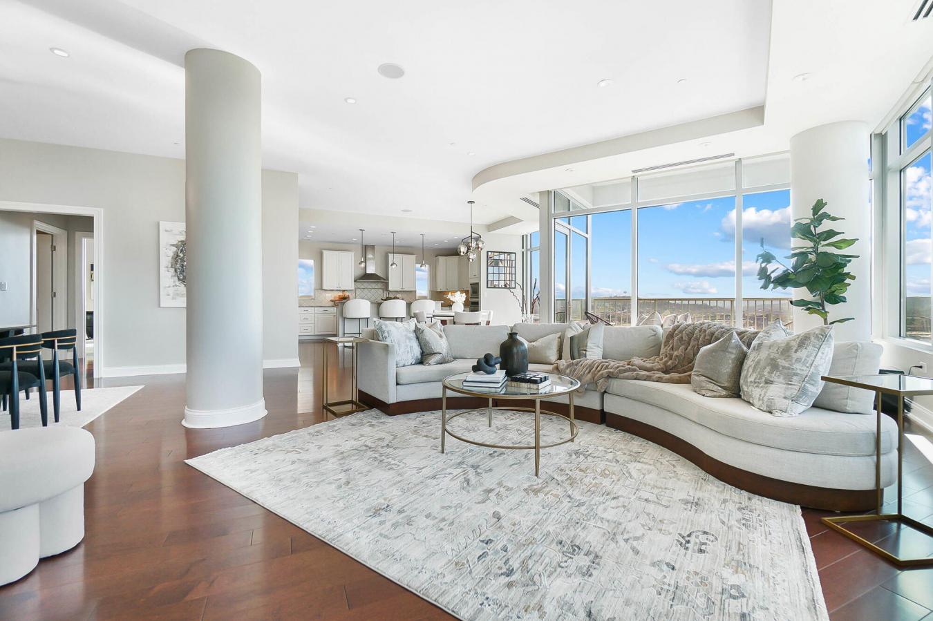 400 Riverboat, 1801, Newport, KY, 41071, United States, 3 Bedrooms Bedrooms, ,2 BathroomsBathrooms,Residential,For Sale,400 Riverboat, 1801,1682048