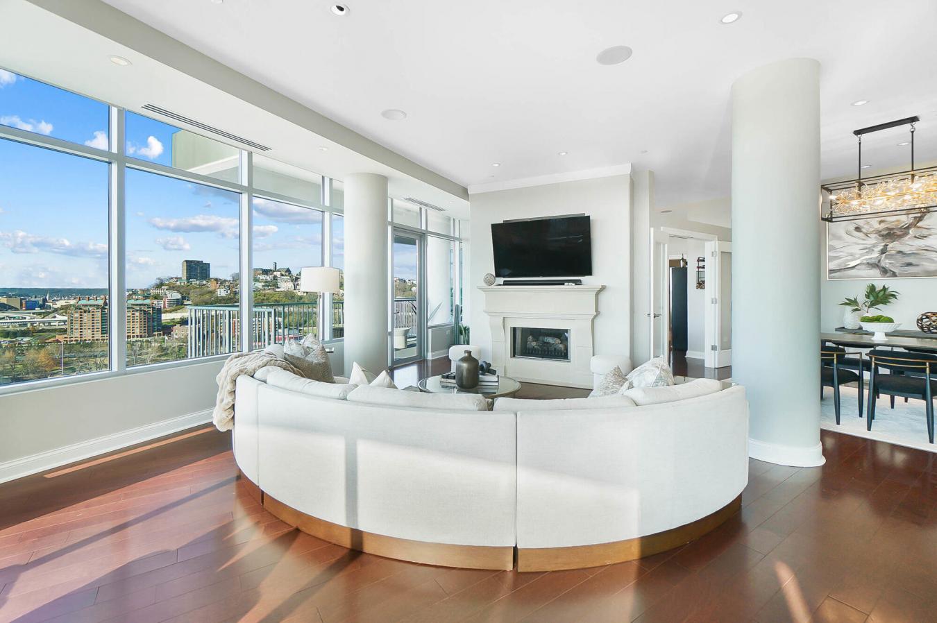 400 Riverboat, 1801, Newport, KY, 41071, United States, 3 Bedrooms Bedrooms, ,2 BathroomsBathrooms,Residential,For Sale,400 Riverboat, 1801,1682048