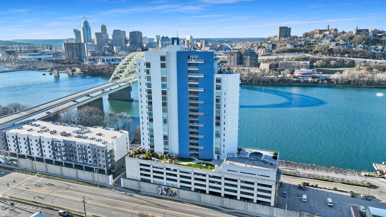 400 Riverboat, 1801, Newport, KY, 41071, United States, 3 Bedrooms Bedrooms, ,2 BathroomsBathrooms,Residential,For Sale,400 Riverboat, 1801,1682048