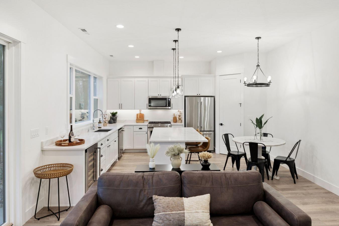 Eagle Point, OR, 97524, United States, 3 Bedrooms Bedrooms, ,2 BathroomsBathrooms,Residential,For Sale,1692293