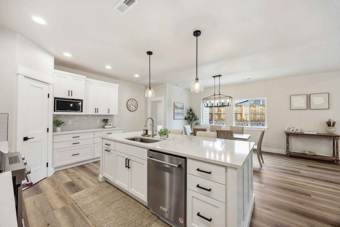 Medford, OR, 97504, United States, 4 Bedrooms Bedrooms, ,2 BathroomsBathrooms,Residential,For Sale,1692286