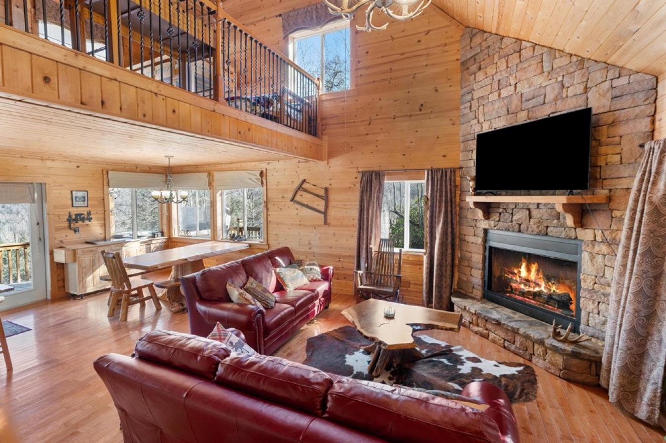 Franklin, NC, 28734, United States, 3 Bedrooms Bedrooms, ,3 BathroomsBathrooms,Residential,For Sale,1697508