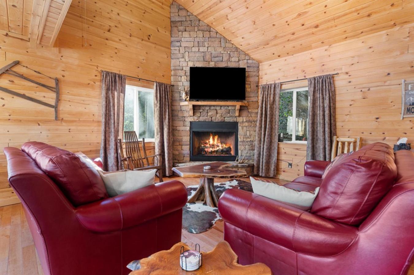 Franklin, NC, 28734, United States, 3 Bedrooms Bedrooms, ,3 BathroomsBathrooms,Residential,For Sale,1697508