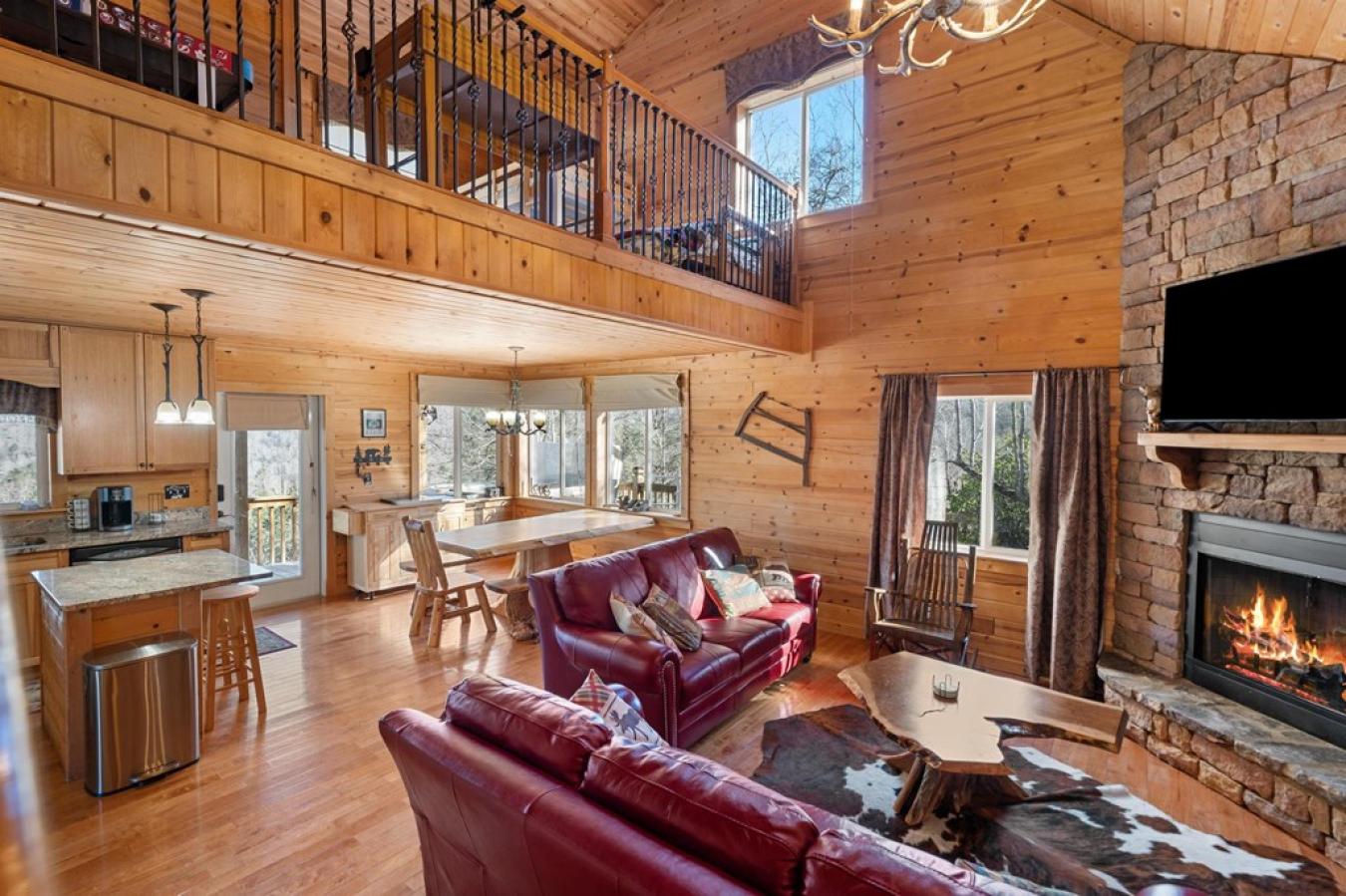 Franklin, NC, 28734, United States, 3 Bedrooms Bedrooms, ,3 BathroomsBathrooms,Residential,For Sale,1697508