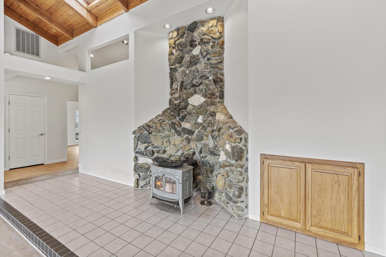 Jacksonville, OR, 97530, United States, 3 Bedrooms Bedrooms, ,2 BathroomsBathrooms,Residential,For Sale,1697438