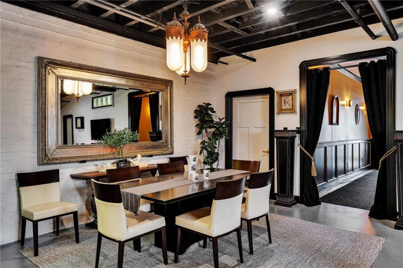 New Orleans, LA, 70130, United States, 2 Bedrooms Bedrooms, ,2 BathroomsBathrooms,Residential,For Sale,1697429