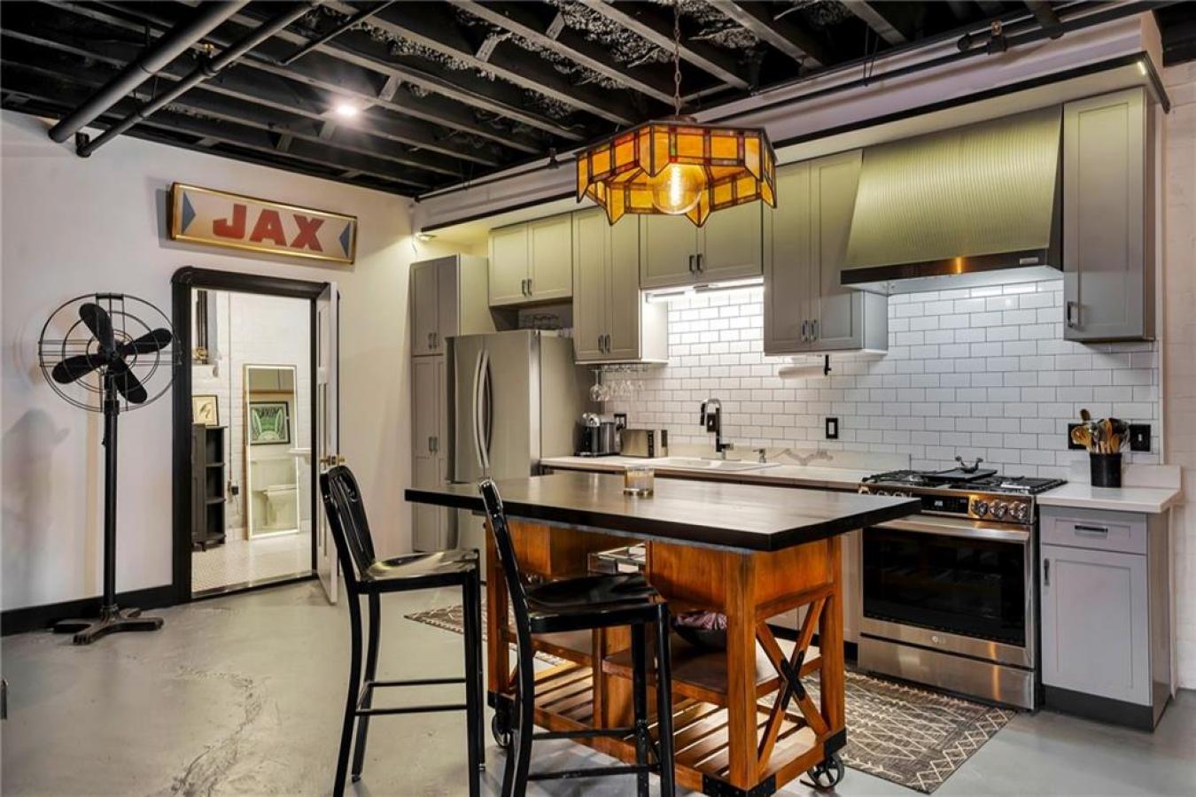 New Orleans, LA, 70130, United States, 2 Bedrooms Bedrooms, ,2 BathroomsBathrooms,Residential,For Sale,1697429