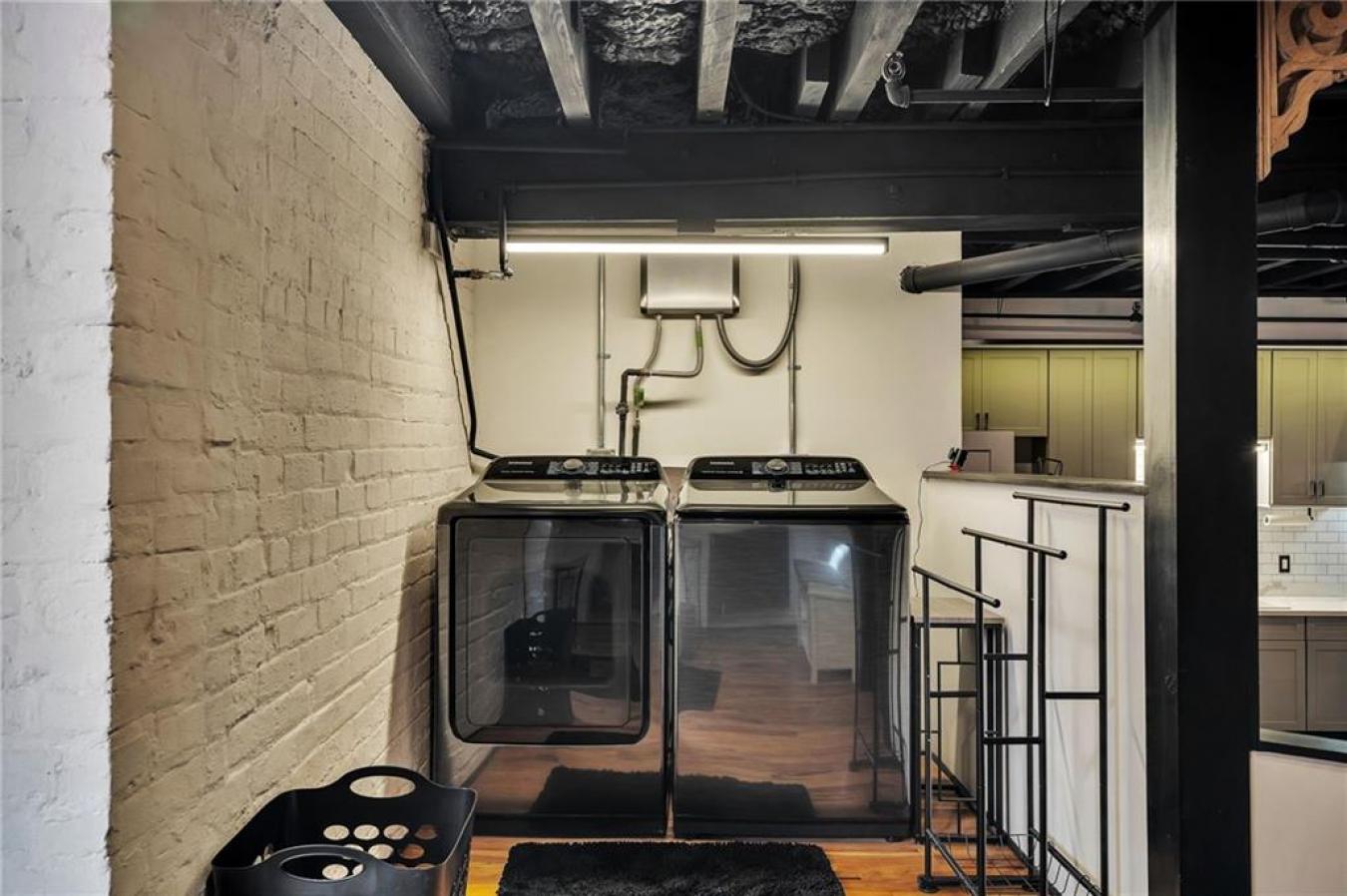New Orleans, LA, 70130, United States, 2 Bedrooms Bedrooms, ,2 BathroomsBathrooms,Residential,For Sale,1697429