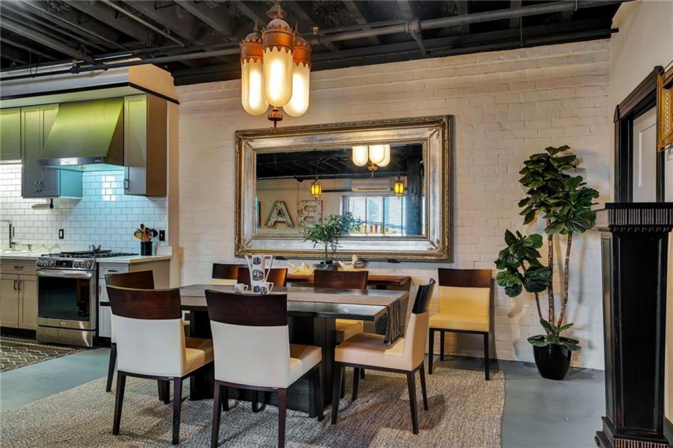 New Orleans, LA, 70130, United States, 2 Bedrooms Bedrooms, ,2 BathroomsBathrooms,Residential,For Sale,1697429