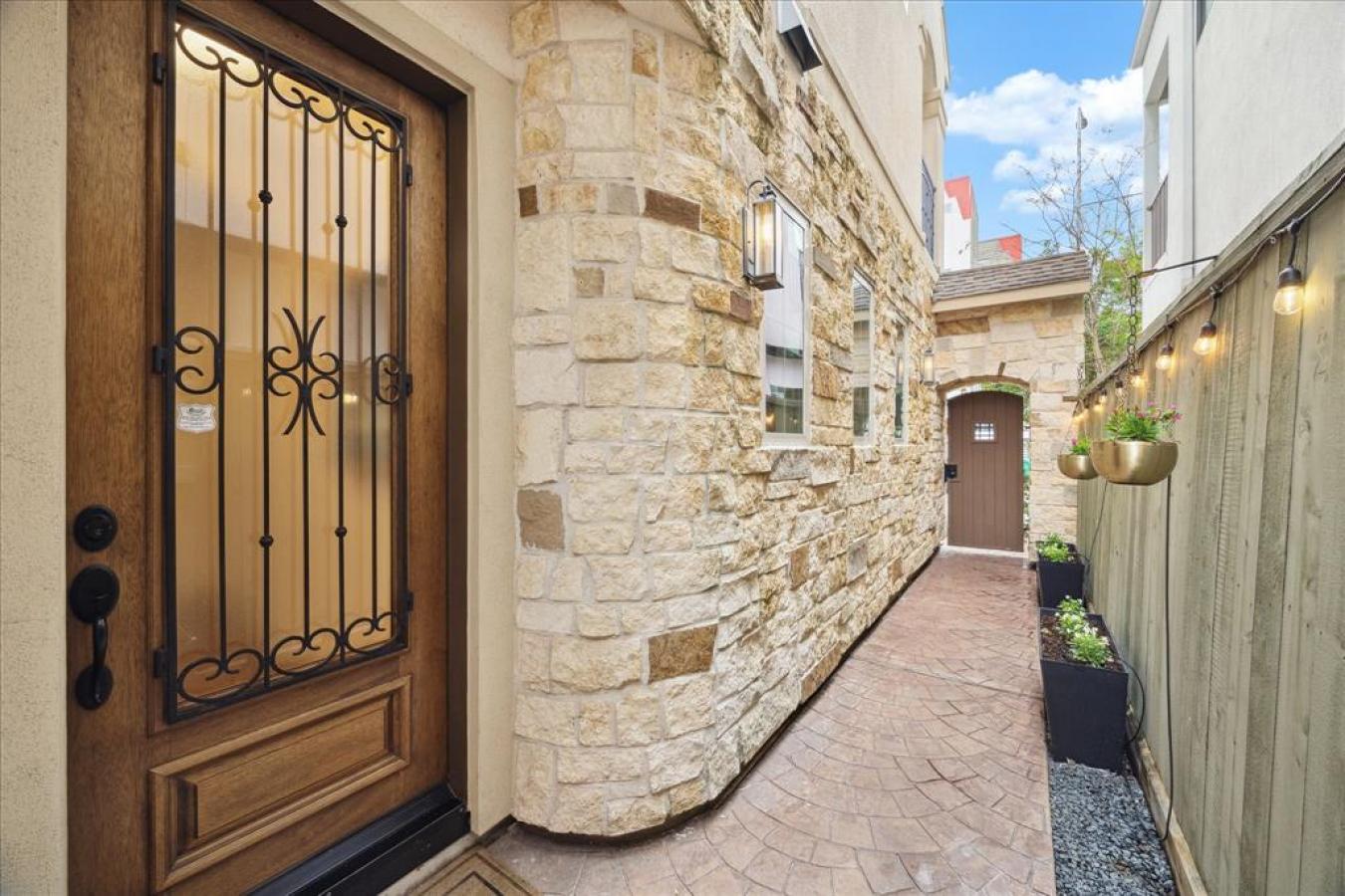 Houston, TX, 77019, United States, 3 Bedrooms Bedrooms, ,3 BathroomsBathrooms,Residential,For Sale,1701144